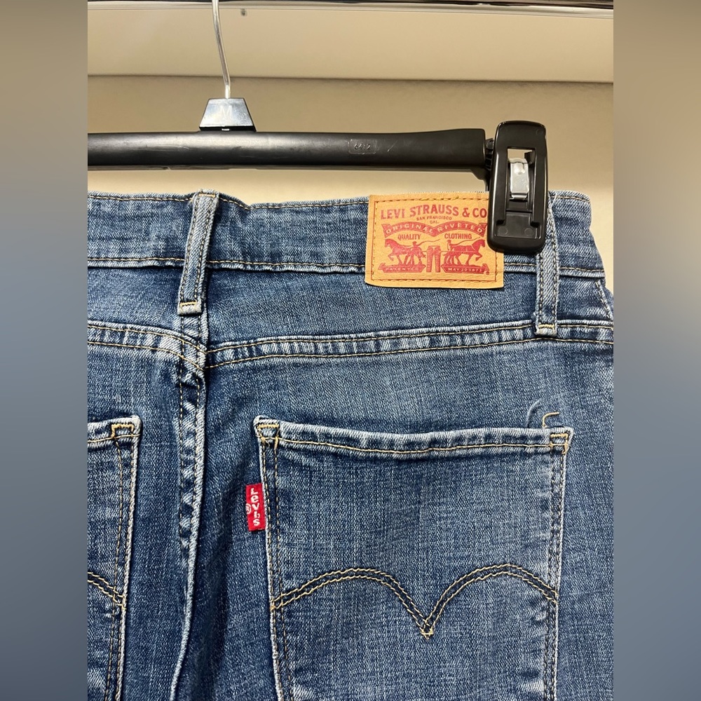 Women’s Levi’s Dark Wash Jeans